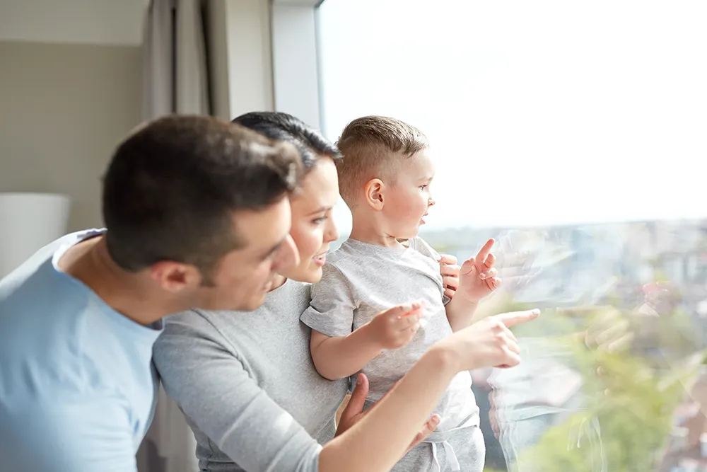 Famille observant dehors